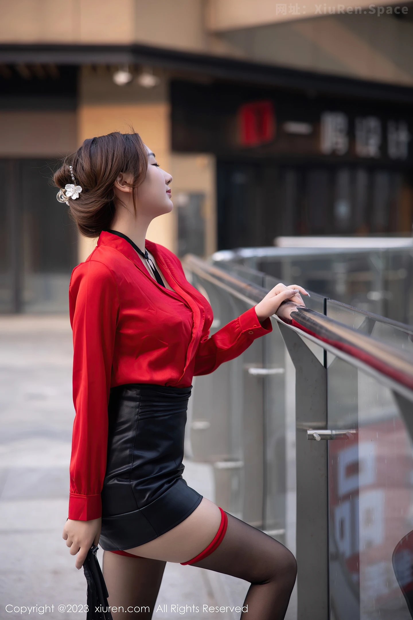 图片[4]-[XiuRen秀人网]2023.04.06 NO.6529 江真真 红色OL制服与情趣蕾丝内衣加黑丝美腿性感私房写真集-秀人网官方网站